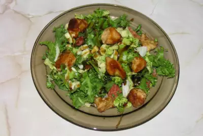Теплый салат с курицей, авокадо и грейпфрутом фото