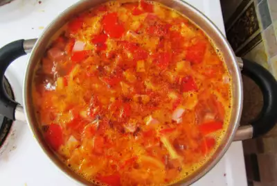 Томатный суп с фасолью свининой и сосисками