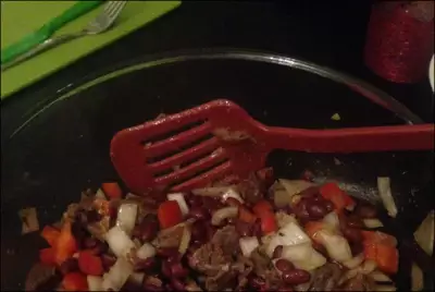 Салат из фасоли, говядины, перца и лука