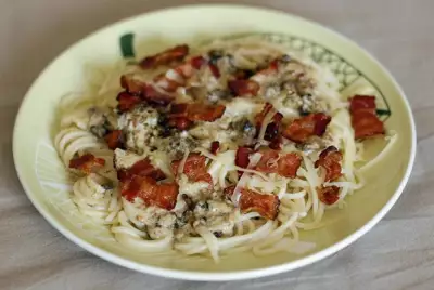 Спагетти с беконом и чесноком