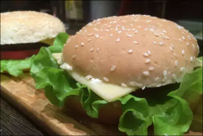 Гамбургеры с домашними булочками на дрожжах
