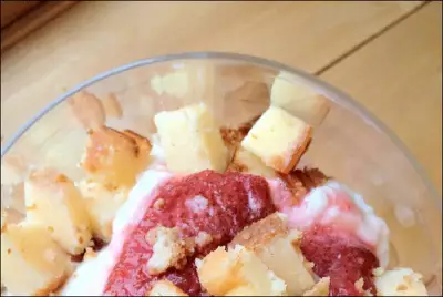 Парфе с йогуртом и кубиками чизкейка в клубничном соусе