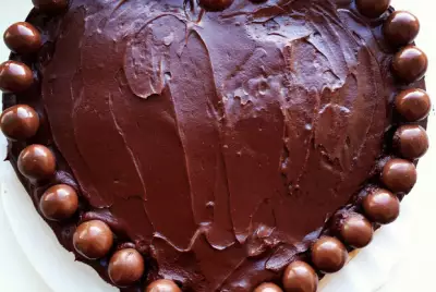 Шоколадный торт с глазурью и конфетами