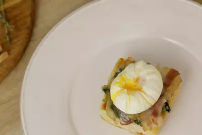 Яйцо пашот с белой спаржей и голландским соусом