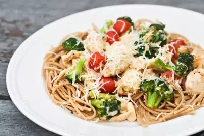 Спагетти с красным вином и брокколи