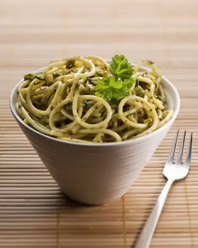 Зеленые спагетти с песто из спаржи и кедровых орешков