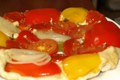 Овощной тарт с помидорами, болгарским перцем, луком