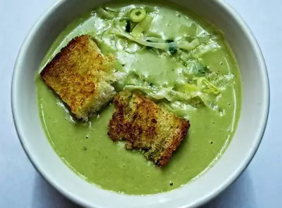 Гороховый крем-суп с луком-пореем и крутонами