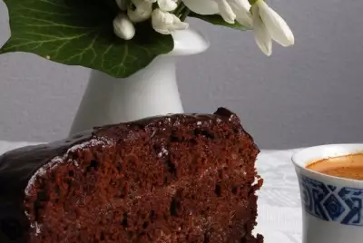 Торт из темного шоколада с кремом из белого шоколада