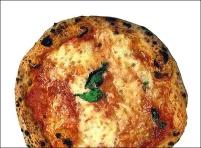 Пицца «Маргарита» с базиликом и моцареллой