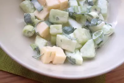Огуречный салат с яйцом, редисом, зеленым луком и сыром