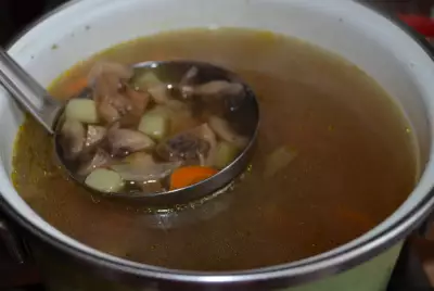 Грибной суп с картофелем и зеленью