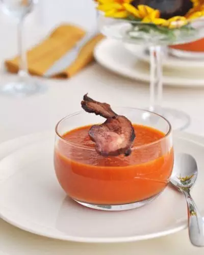 Крем суп из запеченных томатов с хрустящим беконом