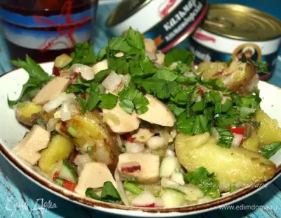 Теплый салат с картофелем и кальмарами