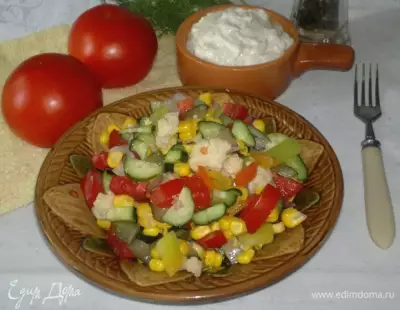 Салат из свежих и маринованных овощей с имбирным соусом