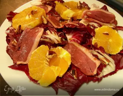 Салат из красного цикория, копченой утиной (куриной) грудки, апельсинов и орехов пекан фото