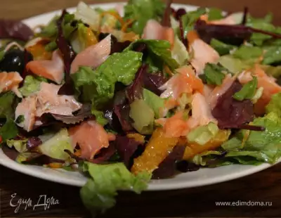 Салат с семгой, апельсином и оливками фото