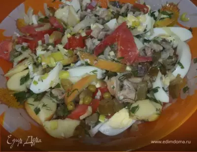 Салат с копченой скумбрией, яйцами, луком и зеленым горошком