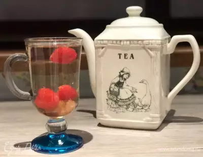 Белый травяной чай с малиной