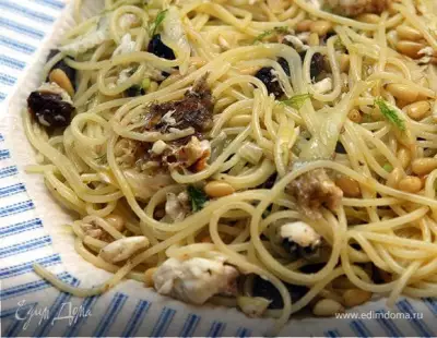 Спагетти с рыбой, изюмом и кедровыми орешками