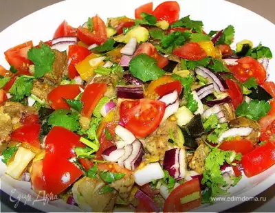 Тёплый салат из запечёных  баклажанов,цукини,перца и свежих помидорок,лука,чеснока,кинзы