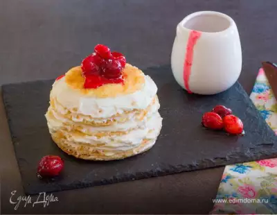 Блинный торт с ванильно-сливочным кремом и ягодным соусом