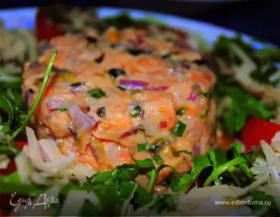 Тартар из лосося c салатом рукола помидоры