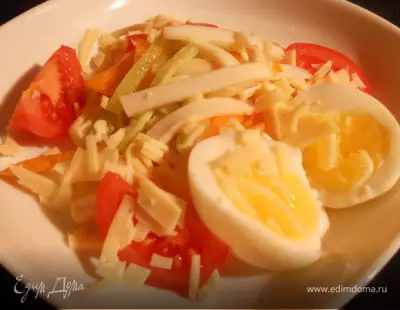 Овощной салат с копченым кальмаром и сыром "маасдам"