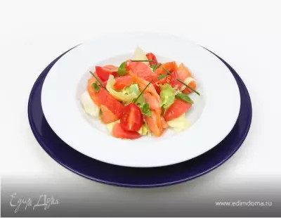 Салат листовой с огурцом и укропом с рыбой холодного копчения и дольками грейпфрута