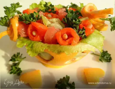 Салат из грейпфрута, слабосоленой семги, листьев салата, кедровых орешков