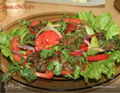 Теплый салат из маринованной говядины с помидорами и луком