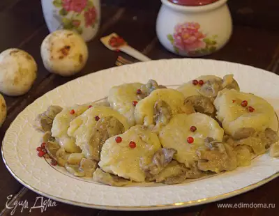 Ленивые картофельные вареники  с соусом из шампиньонов