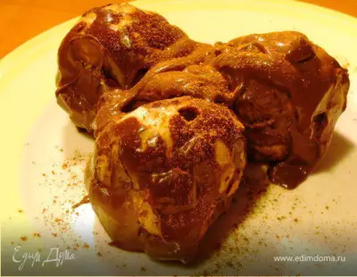 Пирожные шу с нежным кокосовым кремом и шоколадным соусом