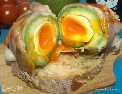 Завтрак с авокадо, яйцом и беконом