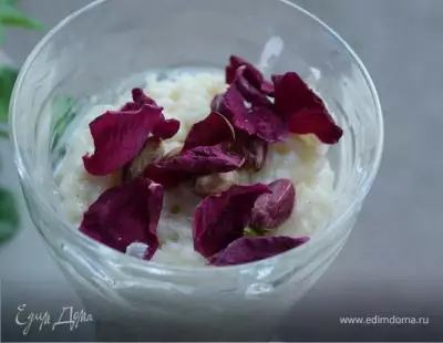 Молочно рисовый десерт с фисташками и лепестками роз