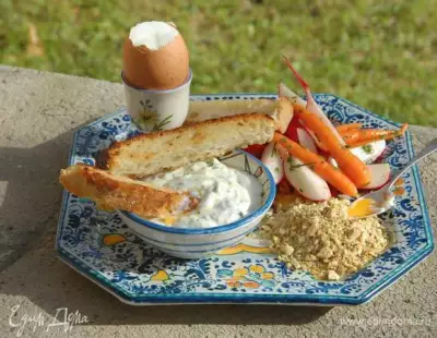 Яйца с летним салатом и сметанной заправкой