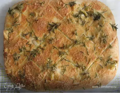 Итальянский плоский хлеб focaccia с пармезаном