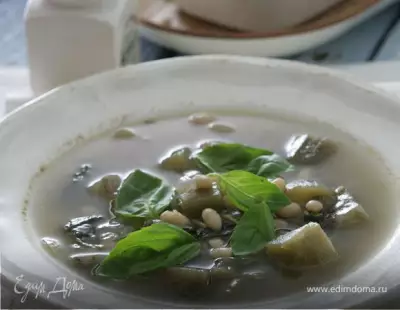 Суп из баклажанов, базилика и белой фасоли