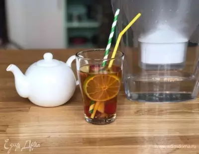 Холодный чай с малиной и лимоном