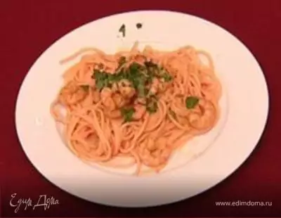 Спагетти с лососем и креветками.