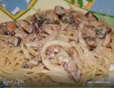 Спагетти с морепродуктами под сырно-сливочным соусом