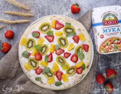 Сладкая пицца с ягодами и фруктами