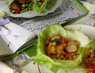 Ароматные лодочки с салатом из нута и свежих овощей