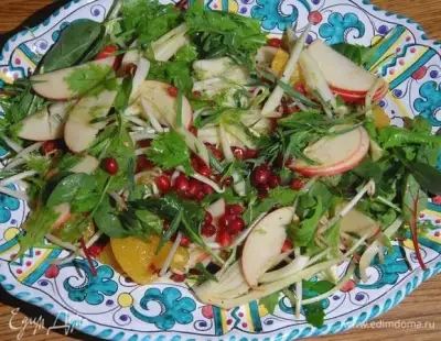 Зеленый салат с фенхелем яблоком и соевыми ростками