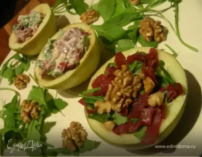 Салат в яблоках с руколой, грецкими орехами и вяленым мясом фото
