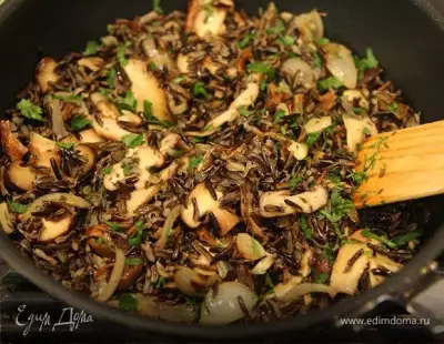 Салат из дикого риса с грибами и петрушкой