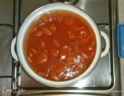 Суп из томатного сока с сосисками, овощами и рисом