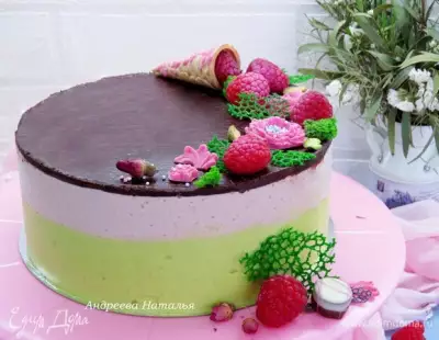 Торт «Птичье молоко» со вкусом малины, фисташек и розы