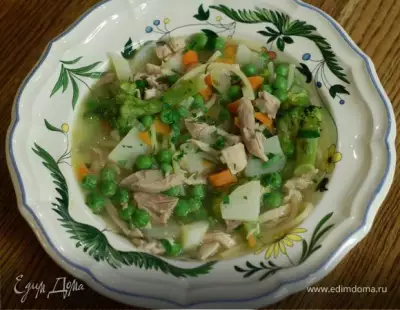 Уютный куриный суп с овощами и спагетти