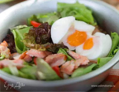 Зеленый салат с яйцом, рыбой и креветками
